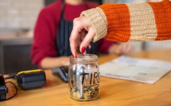 A female customer leaving tips at the tip jar | Source: Getty Images