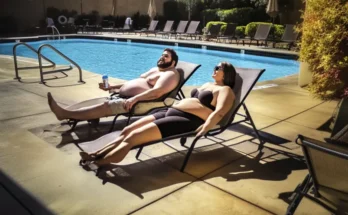 A couple chilling near the swimming pool | Source: AmoMama