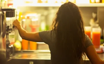 A young woman making fresh juice | Source: AmoMama