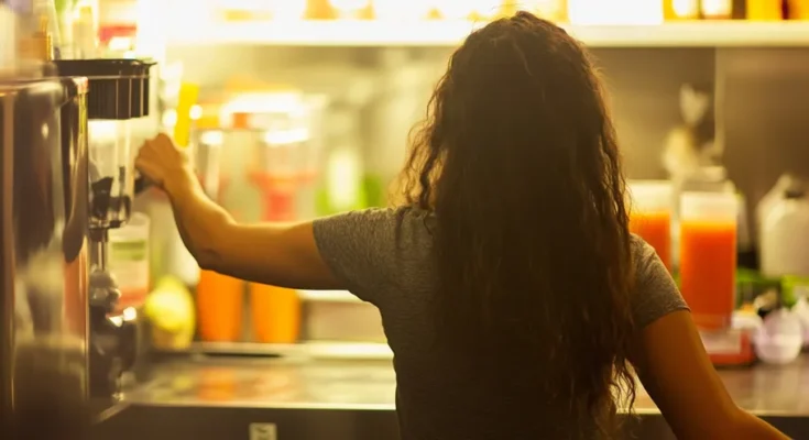 A young woman making fresh juice | Source: AmoMama