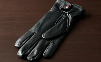 A black leather glove | Source: Shutterstock