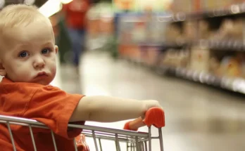 A boy in a shopping cart | Source: Midjourney