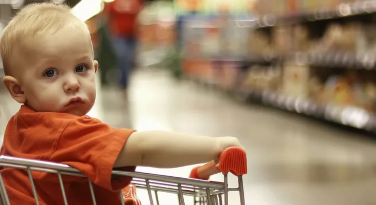 A boy in a shopping cart | Source: Midjourney