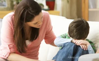 A mother comforting her son | Source: Getty Images