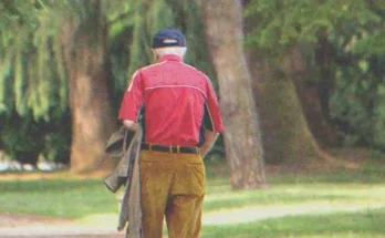 An old man walking | Source: Shutterstock