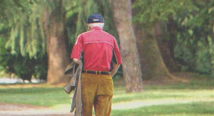 An old man walking | Source: Shutterstock