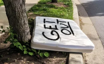 A mattress with a note on it | Source: Amomama