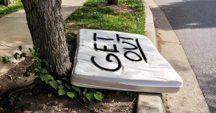 A mattress with a note on it | Source: Amomama