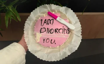 A person holding a cake with a message on it | Source: AmoMama