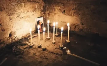 Woman's photo surrounded by candles | Source: Midjourney