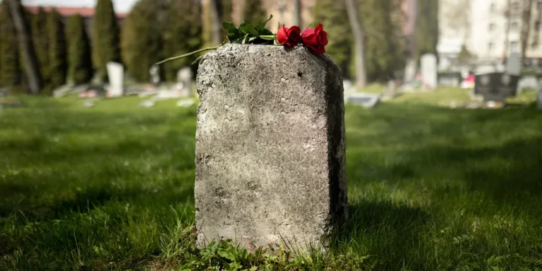 A gravestone with a flower | Source: Freepik