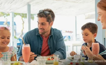 A family eating at a restaurant | Source: Shutterstock