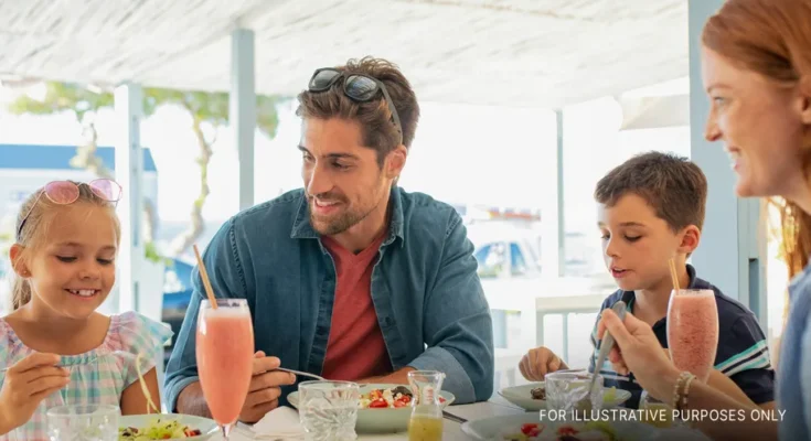 A family eating at a restaurant | Source: Shutterstock