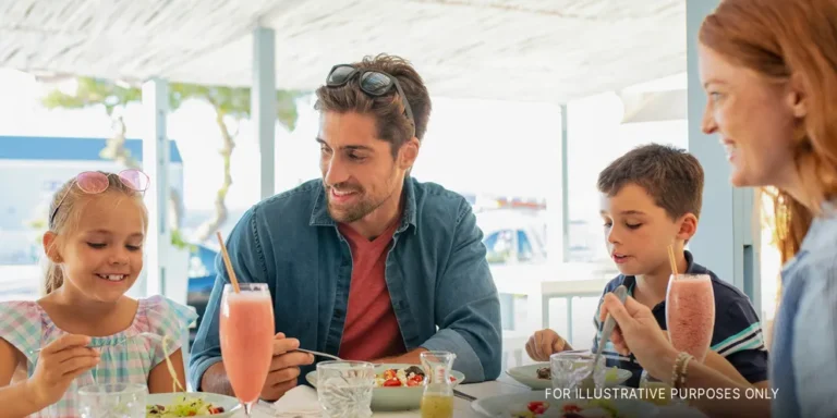 A family eating at a restaurant | Source: Shutterstock