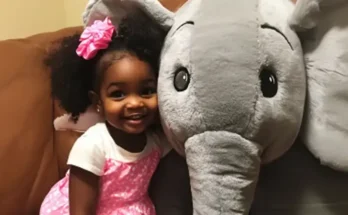 Little girl holding a giant stuffed toy | Source: Amomama