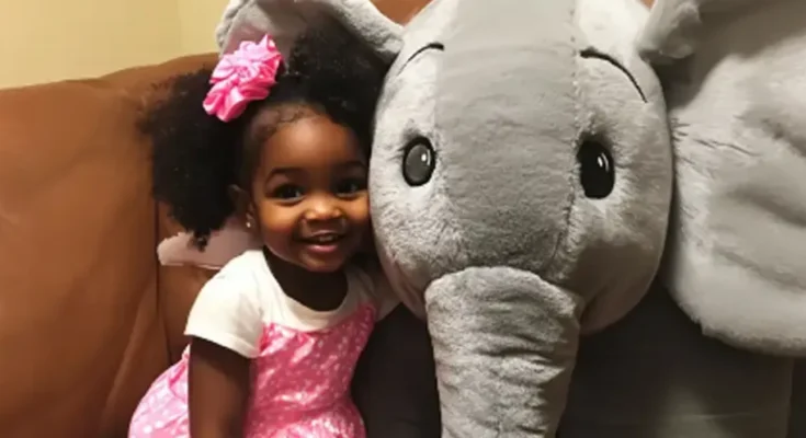 Little girl holding a giant stuffed toy | Source: Amomama