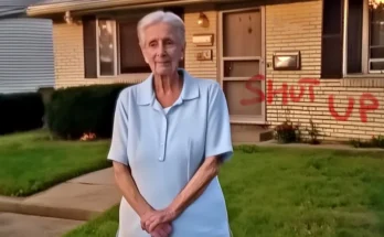 An older lady standing outside her house | Source: AmoMama