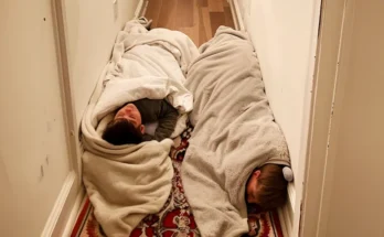 Two boys sleeping in a hallway | Source: Amomama