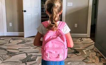 A little girl with a pink backpack | Source: Midjourney