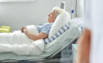 An older woman in a hospital bed | Source: Shutterstock