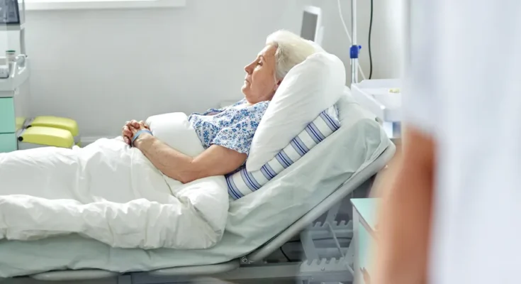 An older woman in a hospital bed | Source: Shutterstock