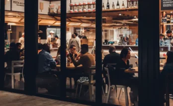 A busy fancy restaurant | Source: Shutterstock