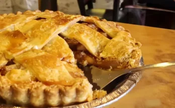 An apple pie | Source: Amomama