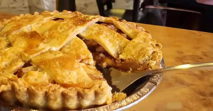 An apple pie | Source: Amomama