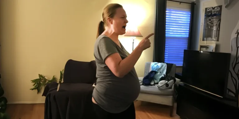 A shouting pregnant woman | Source: Amomama