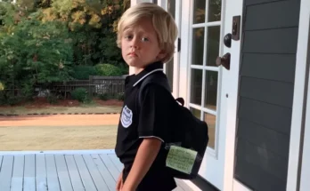 A little boy with a backpack | Source: AmoMama