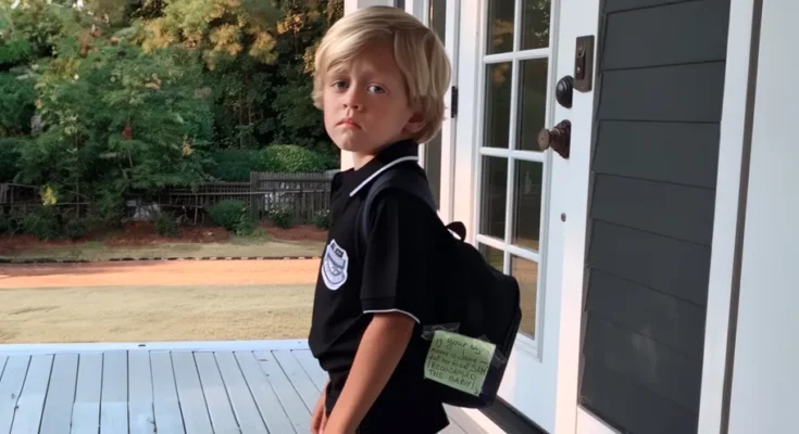 A little boy with a backpack | Source: AmoMama