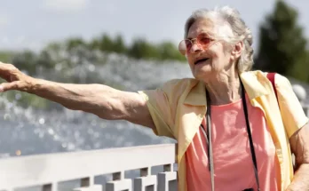 A happy older woman reaching out to someone | Source: Freepik.com/freepik