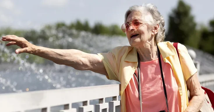 A happy older woman reaching out to someone | Source: Freepik.com/freepik