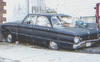 An old ruined car | Source: Shutterstock