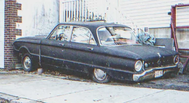 An old ruined car | Source: Shutterstock