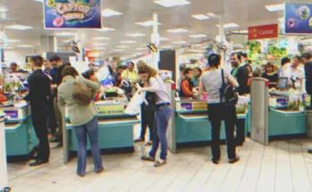 A crowded supermarket. | Source: Shutterstock