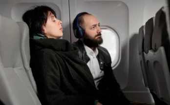 A man and a woman laying on a flight | Source: Freepik.com/dcstudio