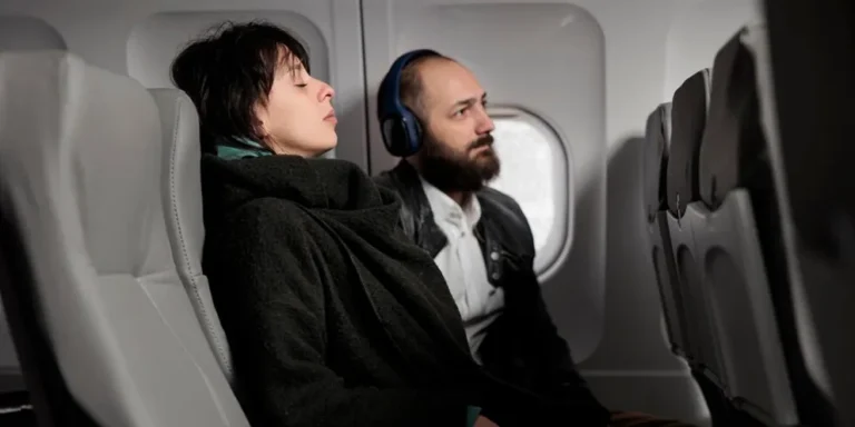 A man and a woman laying on a flight | Source: Freepik.com/dcstudio