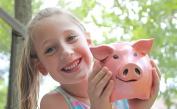 Girl with a piggy bank | Source: Midjourney