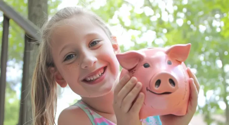 Girl with a piggy bank | Source: Midjourney