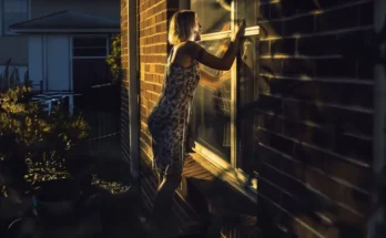 A woman rapping on a window | Source: Amomama