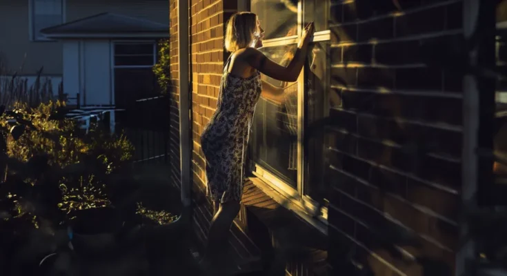 A woman rapping on a window | Source: Amomama