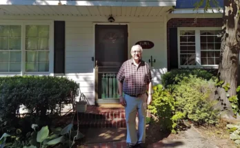 Old man in front of a house | Source: Amomama