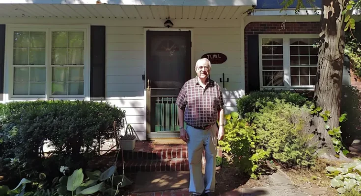 Old man in front of a house | Source: Amomama