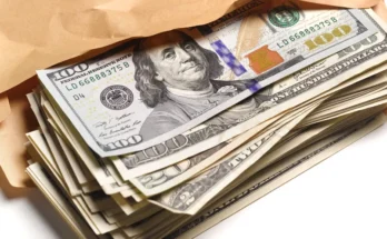 An envelope filled with dollar bills | Source: Getty Images