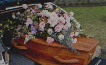 A coffin with flowers on top | Source: Shutterstock