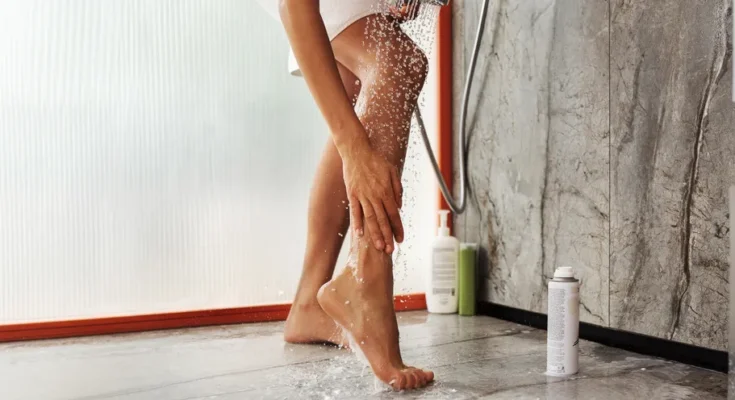 A woman washing her legs | Source: freepik.com/freepik