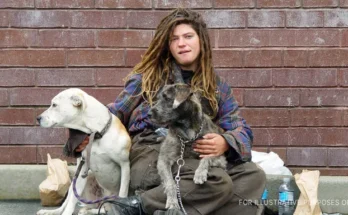 Woman with two dogs | Source: Flickr/Franco Folini (CC BY-SA 2.0)