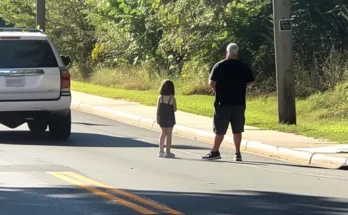 A man with a little girl on the road | Source: AmoMama