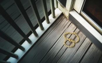 A necklace outside a door | Source: Amomama